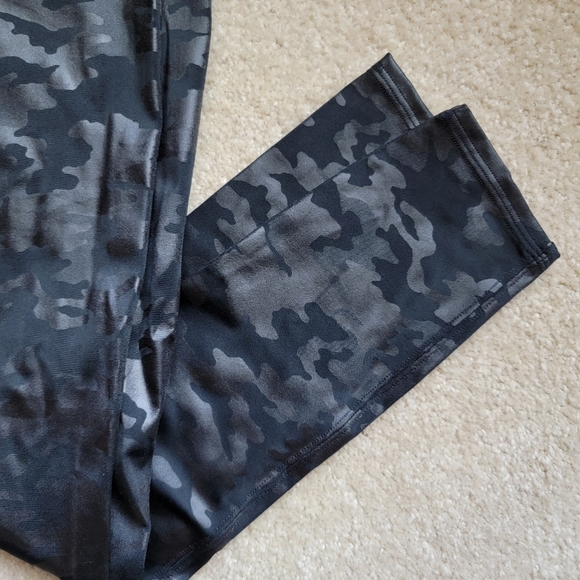 Booty Boost® Active Camo 7/8 Leggings in black size Large NWT - Picture 7 of 9